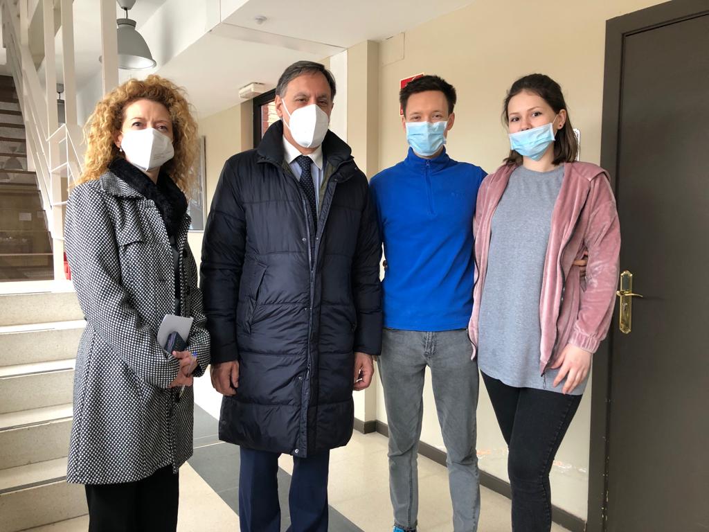 Ana Suarez y Carlos Garcia Carbayo con una pareja de refugiados ucranianos