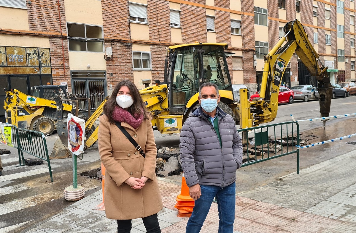 Visita de la concejala de Medio Ambiente a la renovacion de redes en Garrido