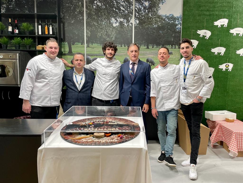 Carlos Garcia Carbayo y Javier Garcia Hidalgo junto a los cocineros en Madrid Fusion