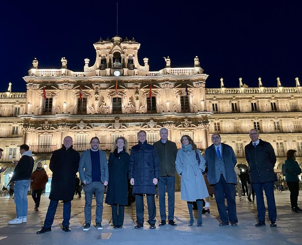 El alcalde y concejales delante de la fachada del Ayuntamiento