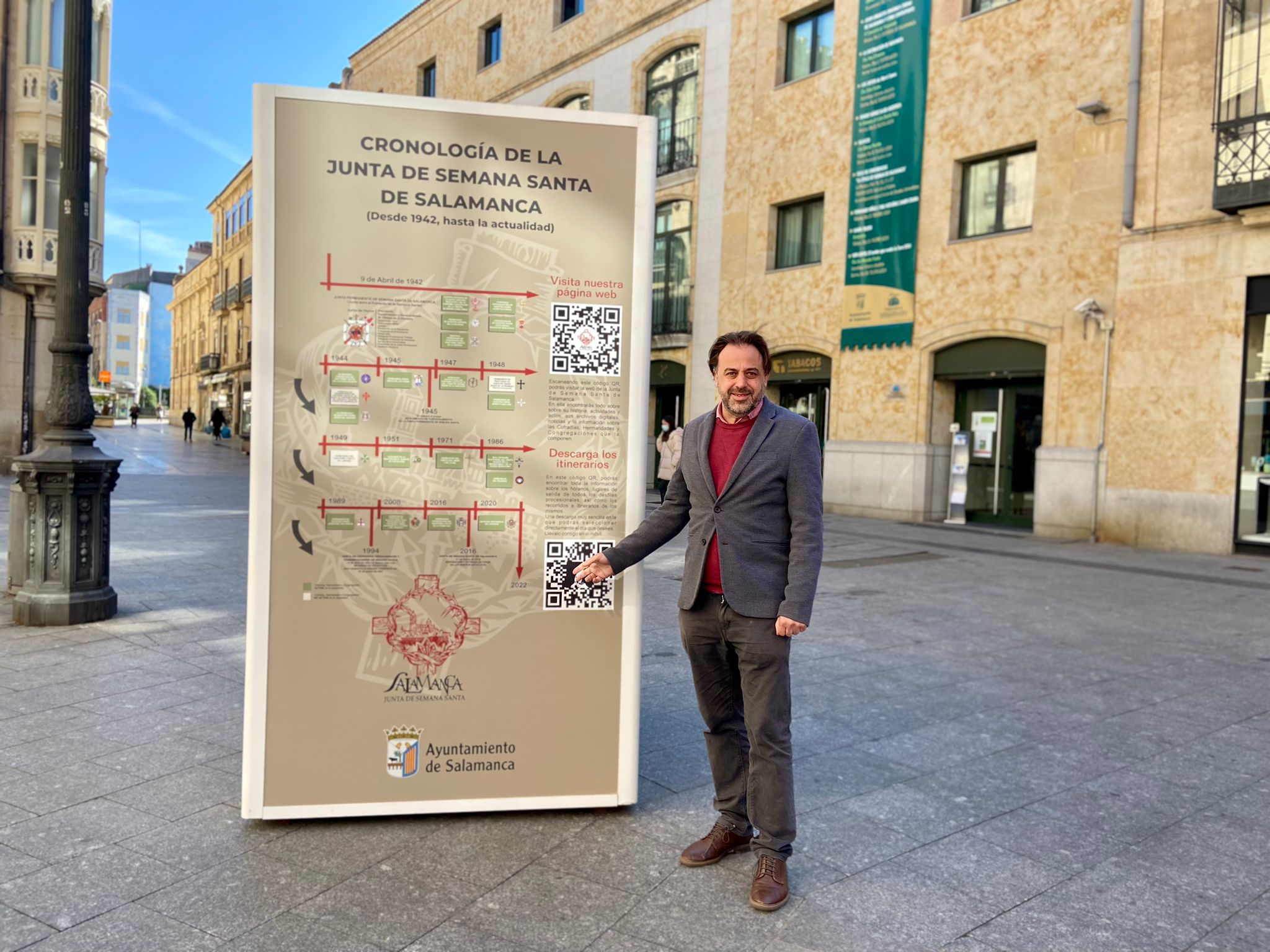 Fernando Castano junto a uno de los prismas en la Plaza del Liceo