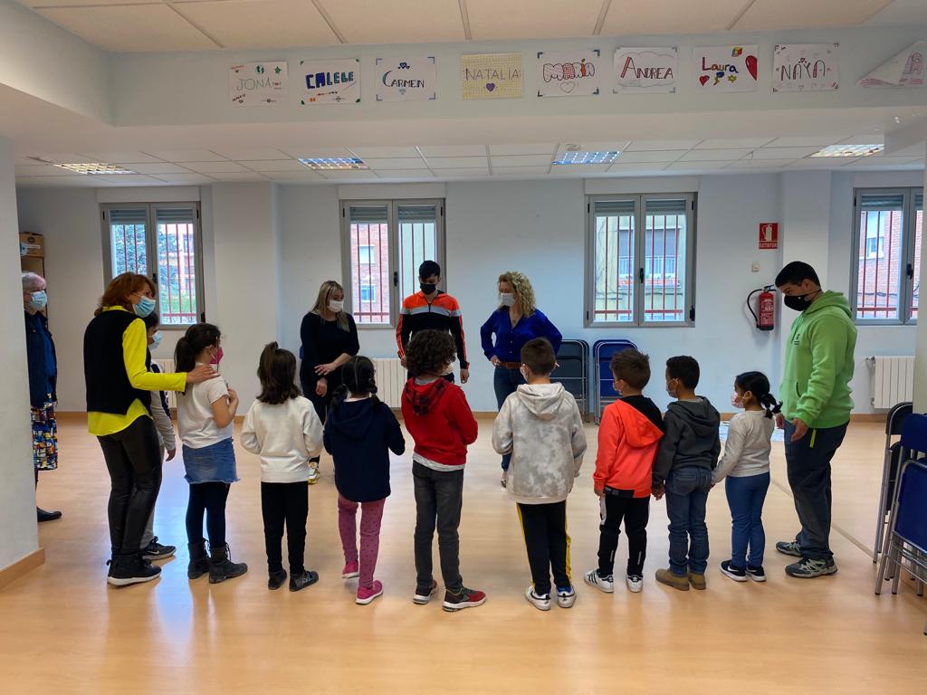 Visita de Ana Suarez a la ludoteca del CEAS de San Jose