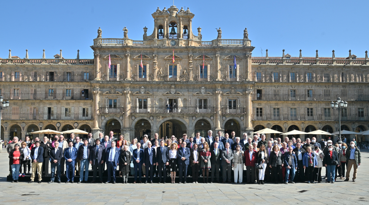 Participantes en el acto en defensa de las conexiones ferroviarias de Salamanca