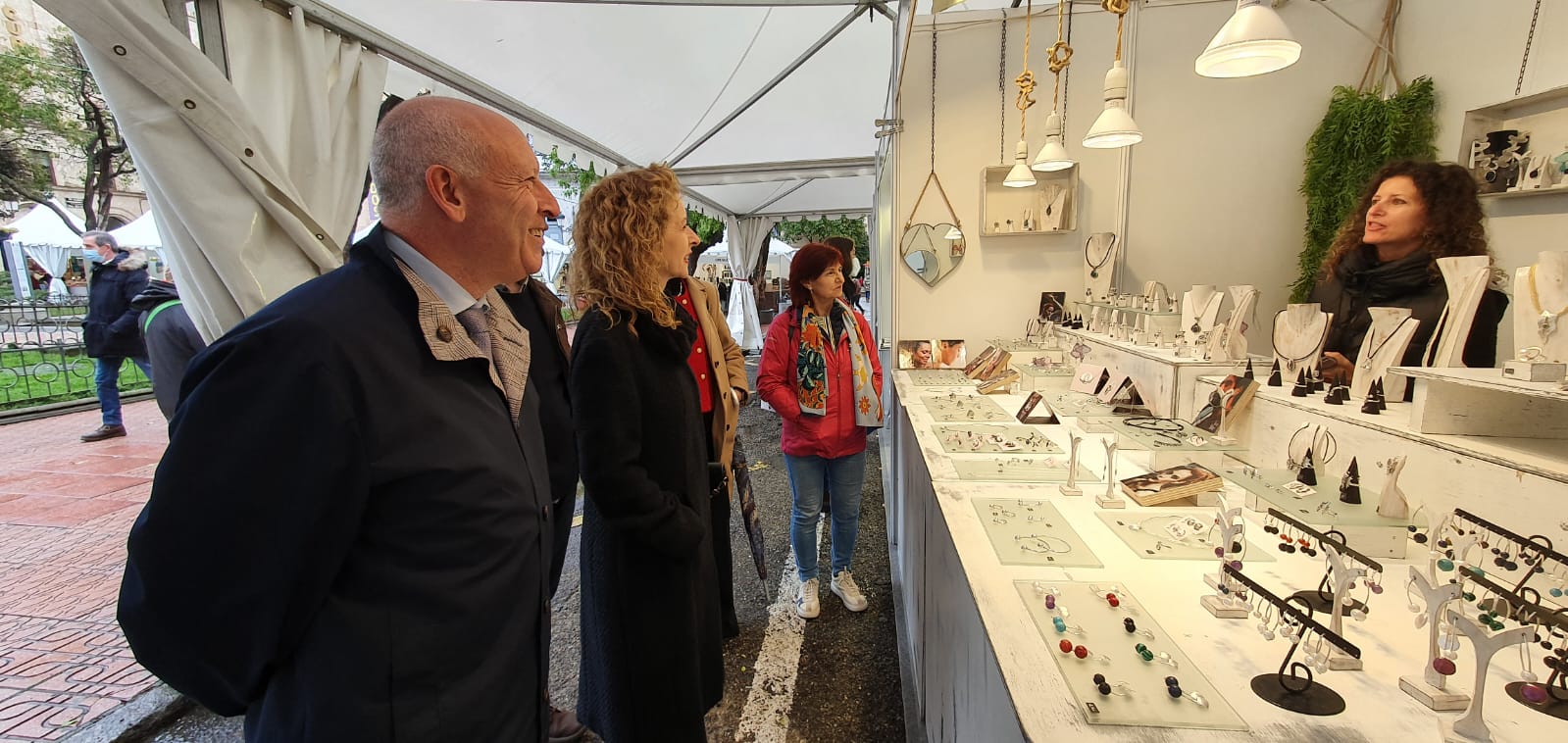 Un momento de la visita a la Feria de Artesania