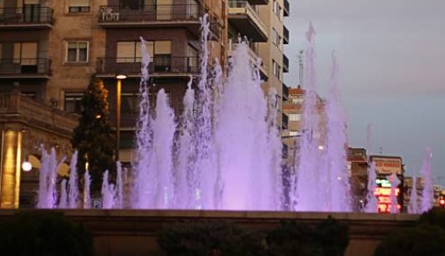 Fuente de la Puerta de Zamora iluminada de morado