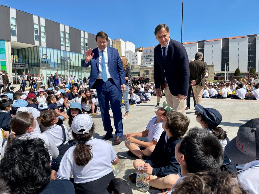 El presidente de la Junta y el alcalde  junto a los escolares