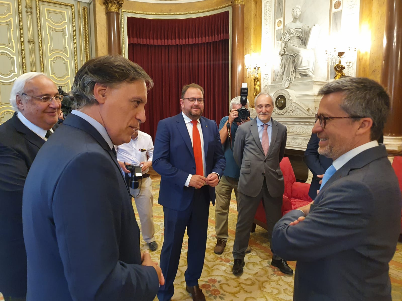 En primer plano  Carlos Garcia Carbayo y Carlos Moedas