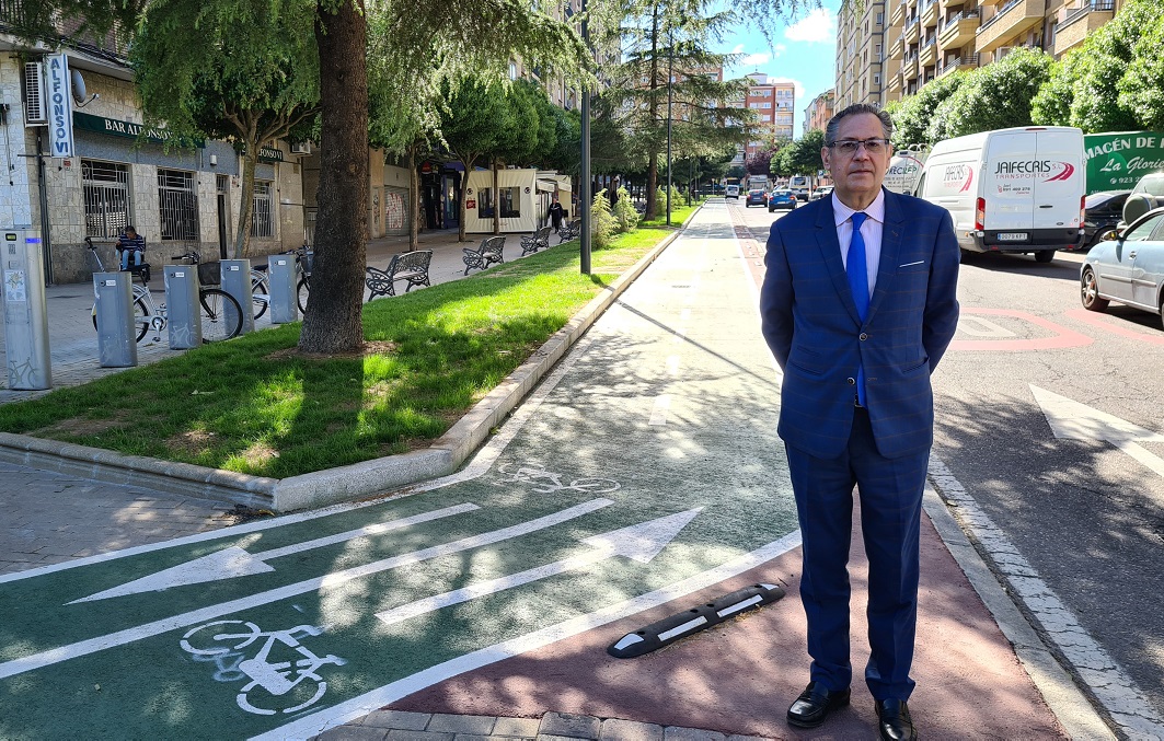 El concejal de Fomento  Fernando Carabias  en el carril bici