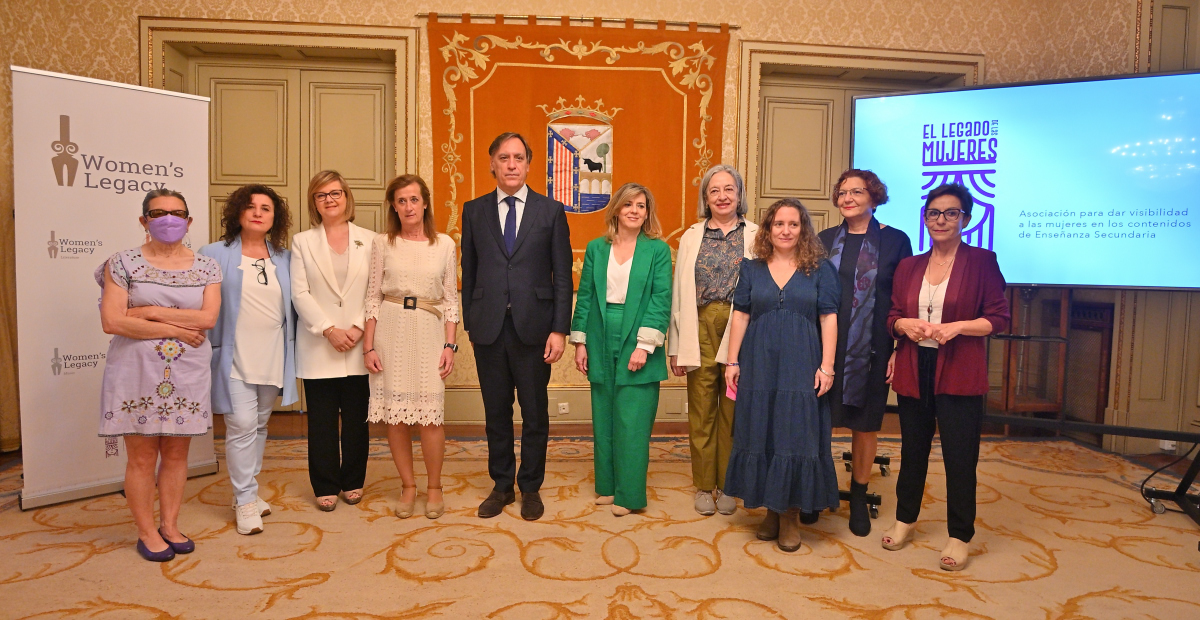 Garcia Carbayo arropa a la Asociacion  El Legado de las Mujeres