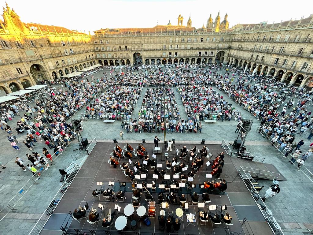 La Plaza Mayor  a rebosar  acogio el concierto de Sheila Blanco y la JOSCS