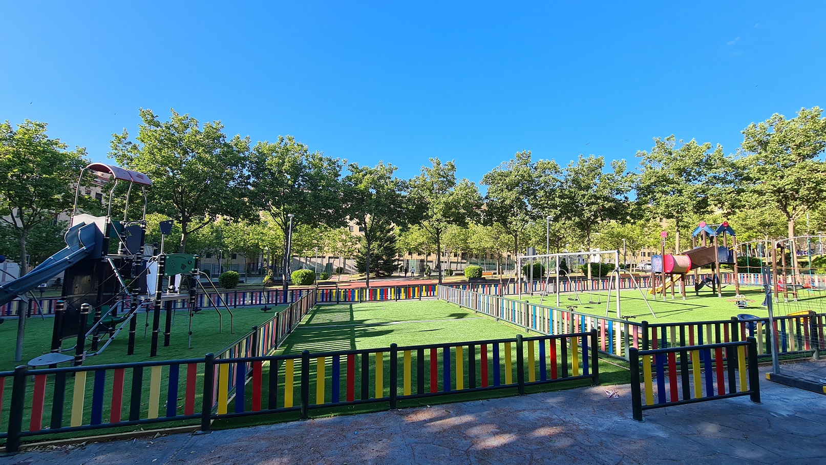 Renovacion de la zona de juegos infantiles de la Plaza de Burgos