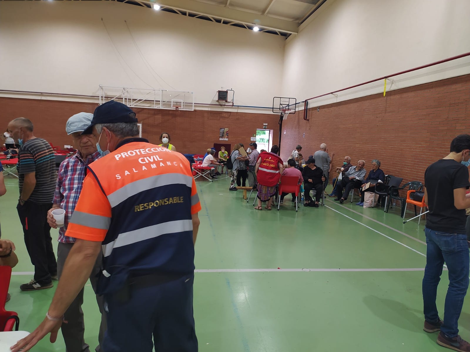 Voluntario de la Agrupacion de Proteccion Civil de Salamanca ayudando a evacuados en Camarzana