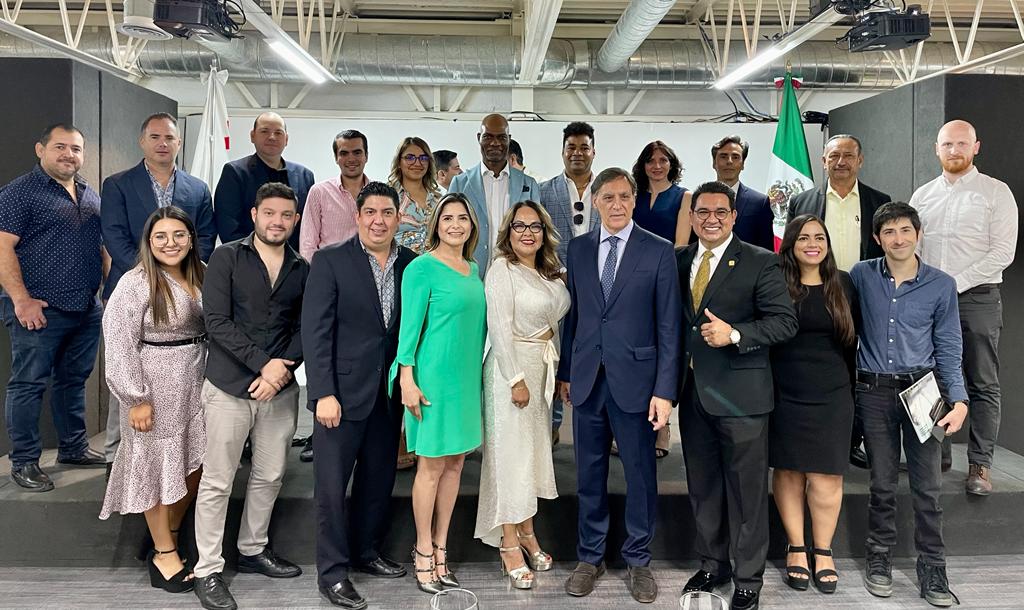 El alcalde  junto al grupo de empresarios del Estado de Nuevo Leon con los que se ha reunido