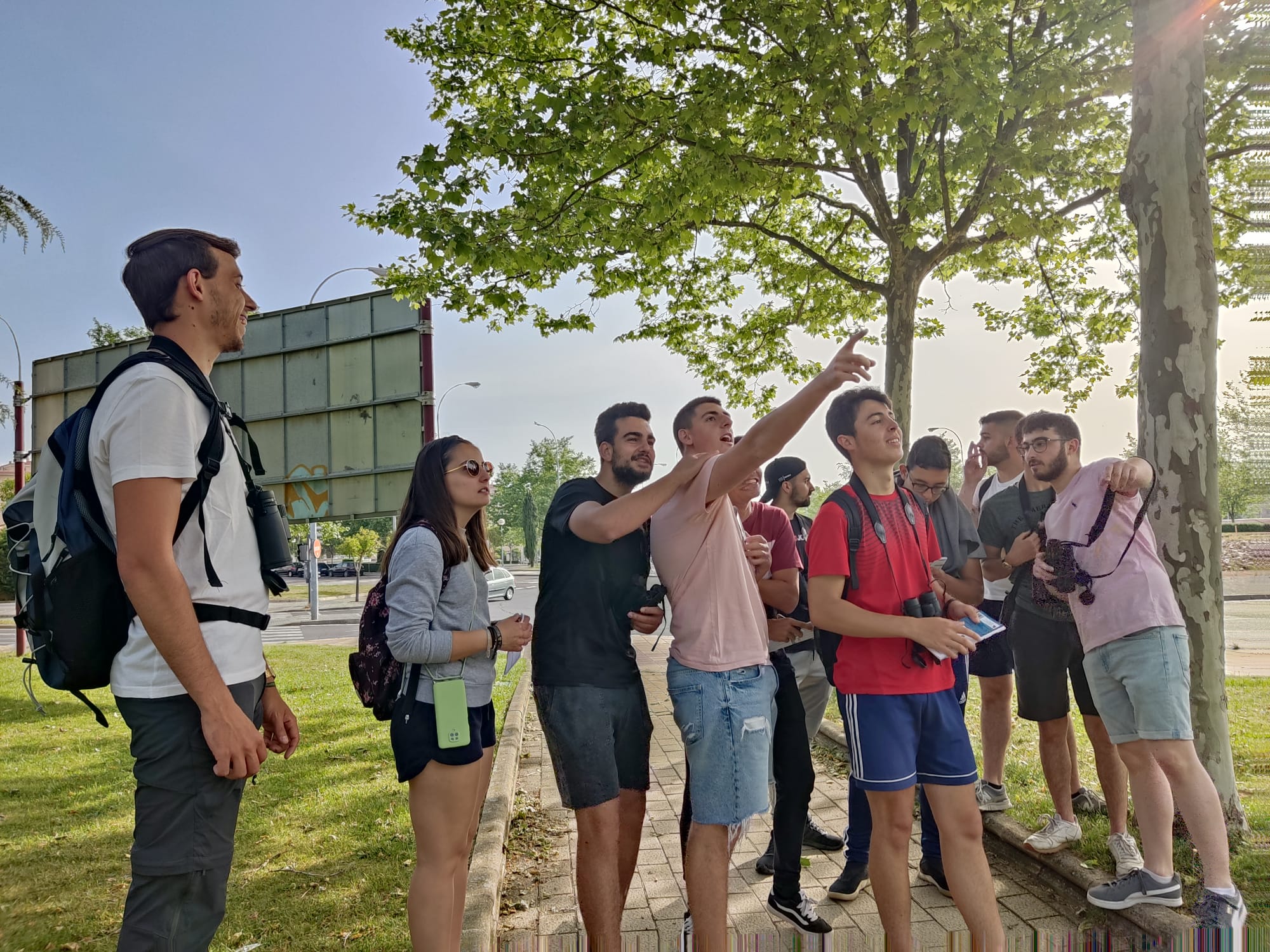 Alumnos en una jornada de observacion de aves