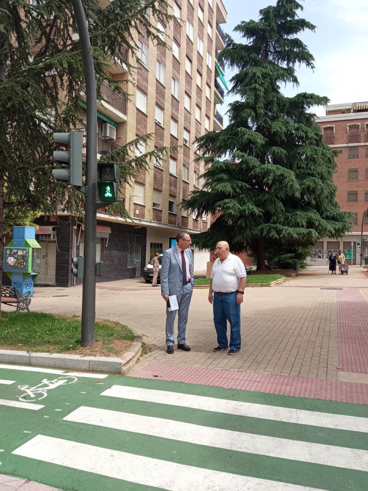 El concejal de Trafico y el presidente de FAMASA supervisando los nuevos semaforos