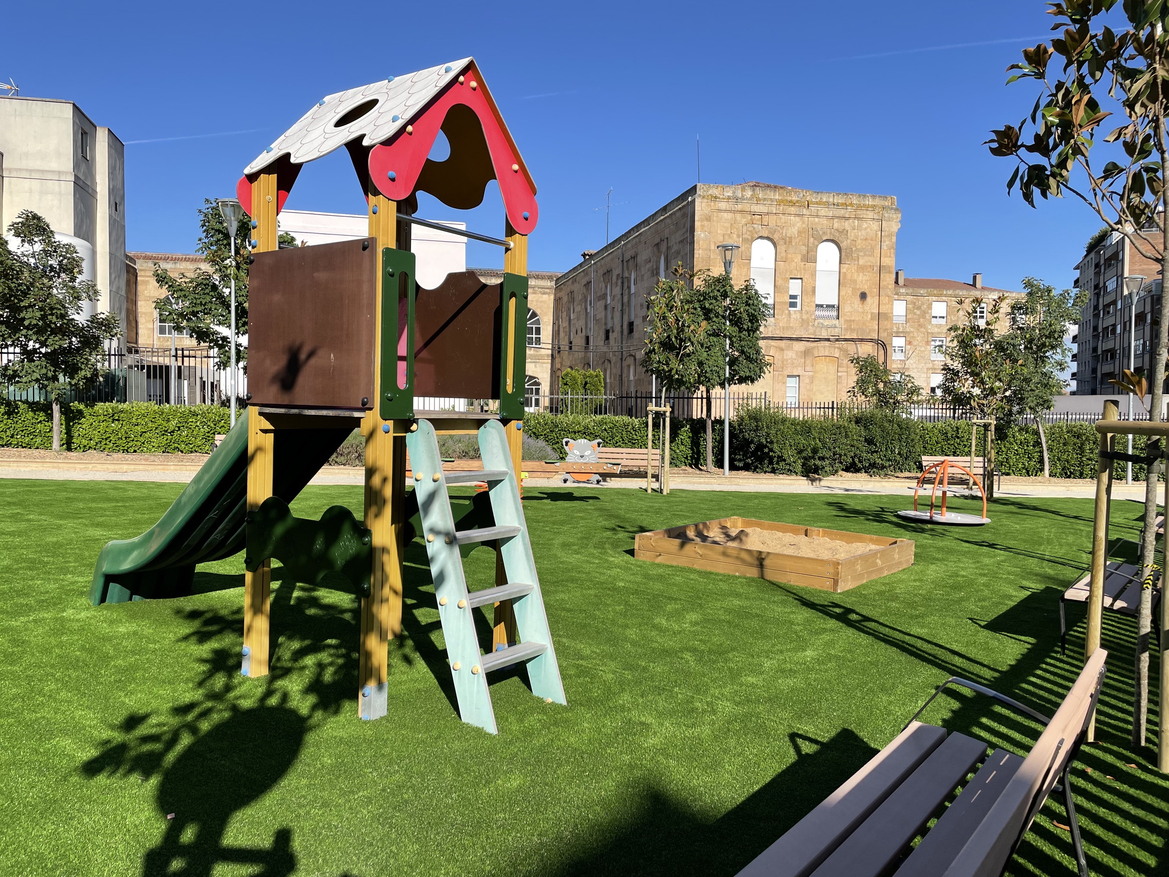 Mejoras en la zona de juegos infantiles de la calle Nueva de San Bernardo