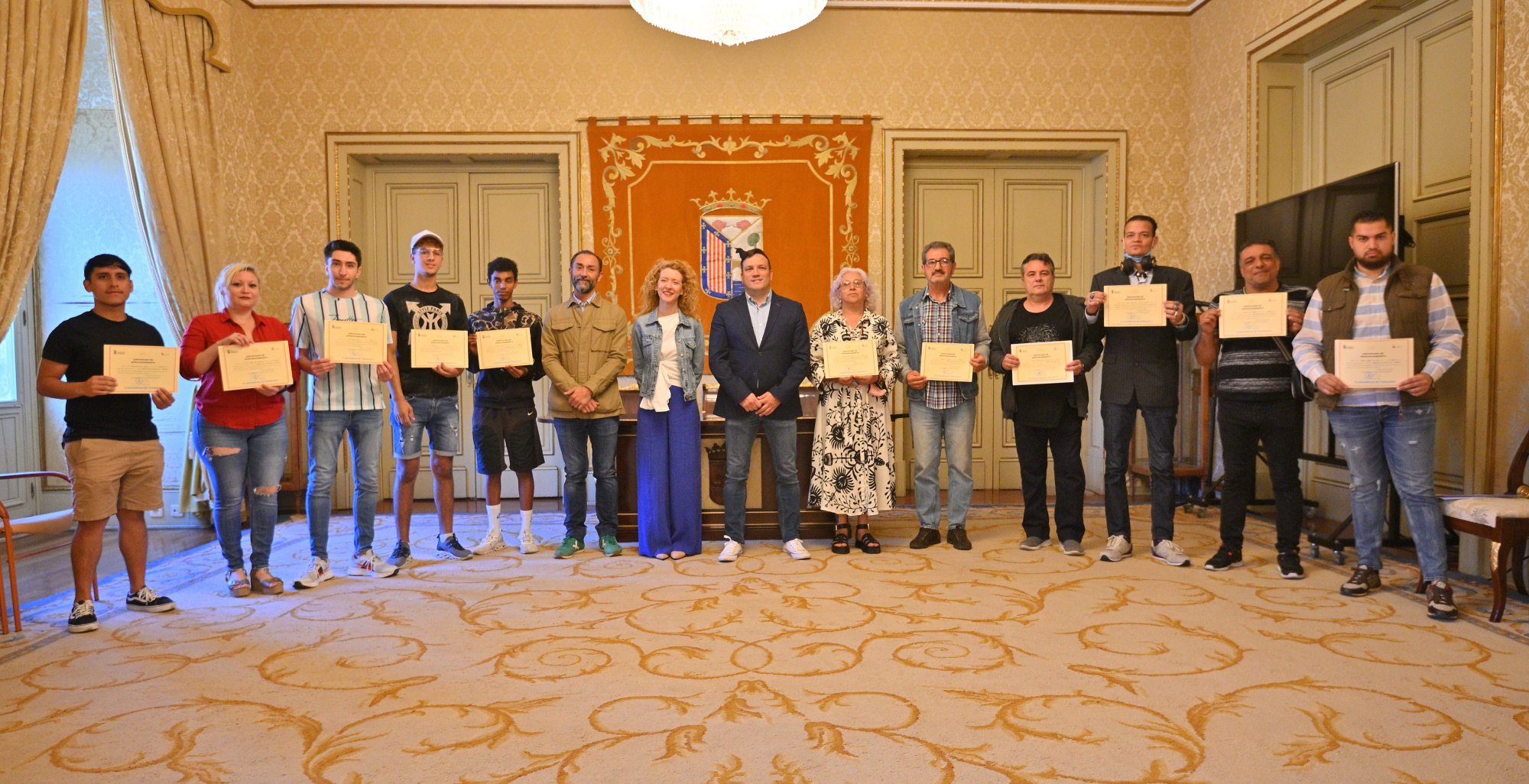 entrega de los certificados del curso  Camarero a de barra  sala y terraza