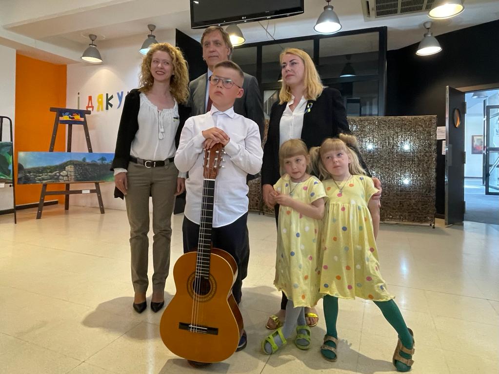 Garcia Carbayo y Suarez  junto a ninos ucranianos en el Albergue Juvenil Lazarillo de Tormes