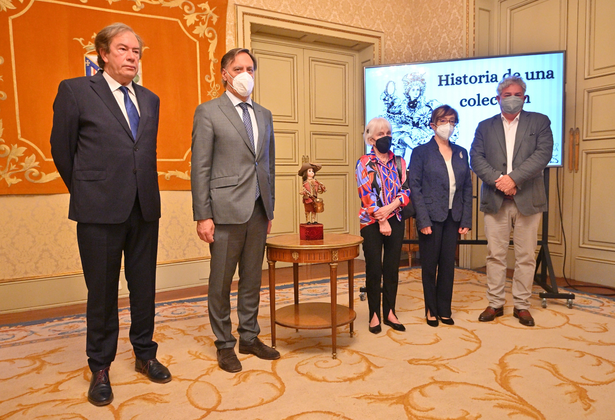 Acto de entrega de la donacion de 49 munecas al Museo Casa Lis
