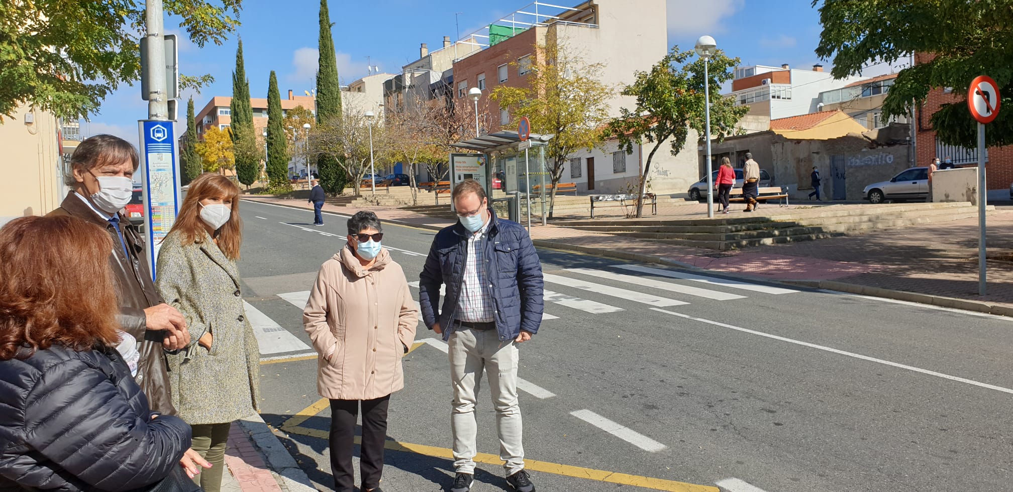 El alcalde  en una visita al barrio Blanco  conoce de primera mano las necesidades y mejoras