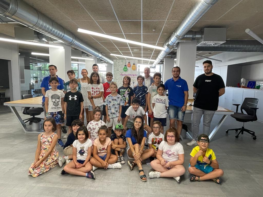 Foto de familia de los alumnos del primer Summer Camp Tecnologico del Ayuntamiento