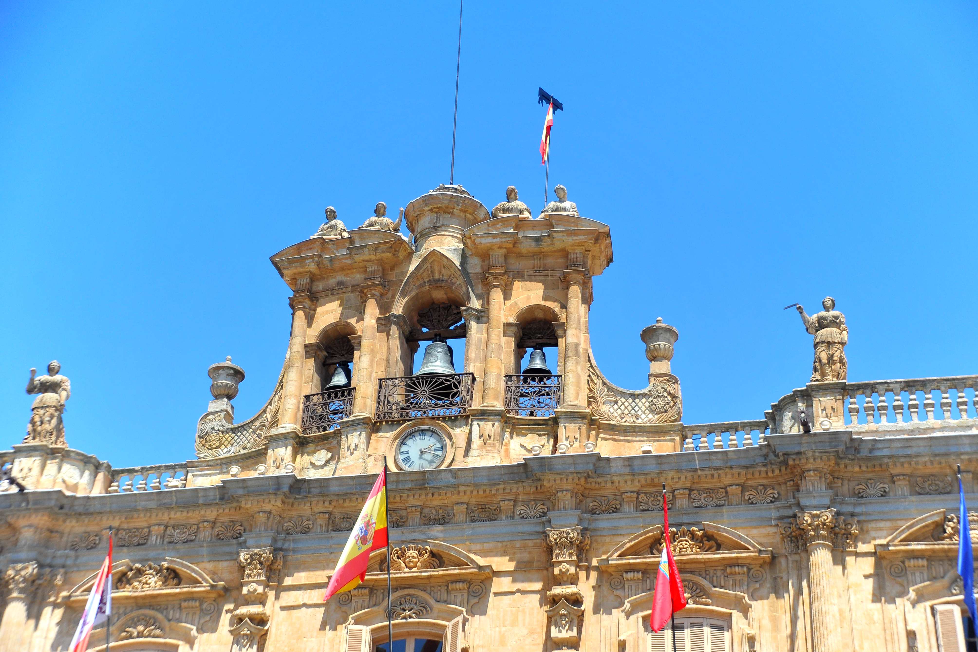 Colocacion de La Mariseca en la fachada de la Plaza Mayor