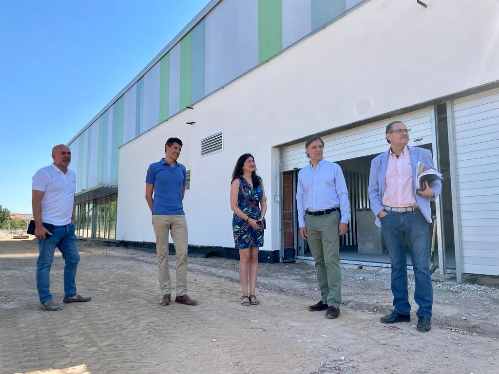 El alcalde  concejales y tecnicos municipales junto a la Lonja de los Huertos Urbanos