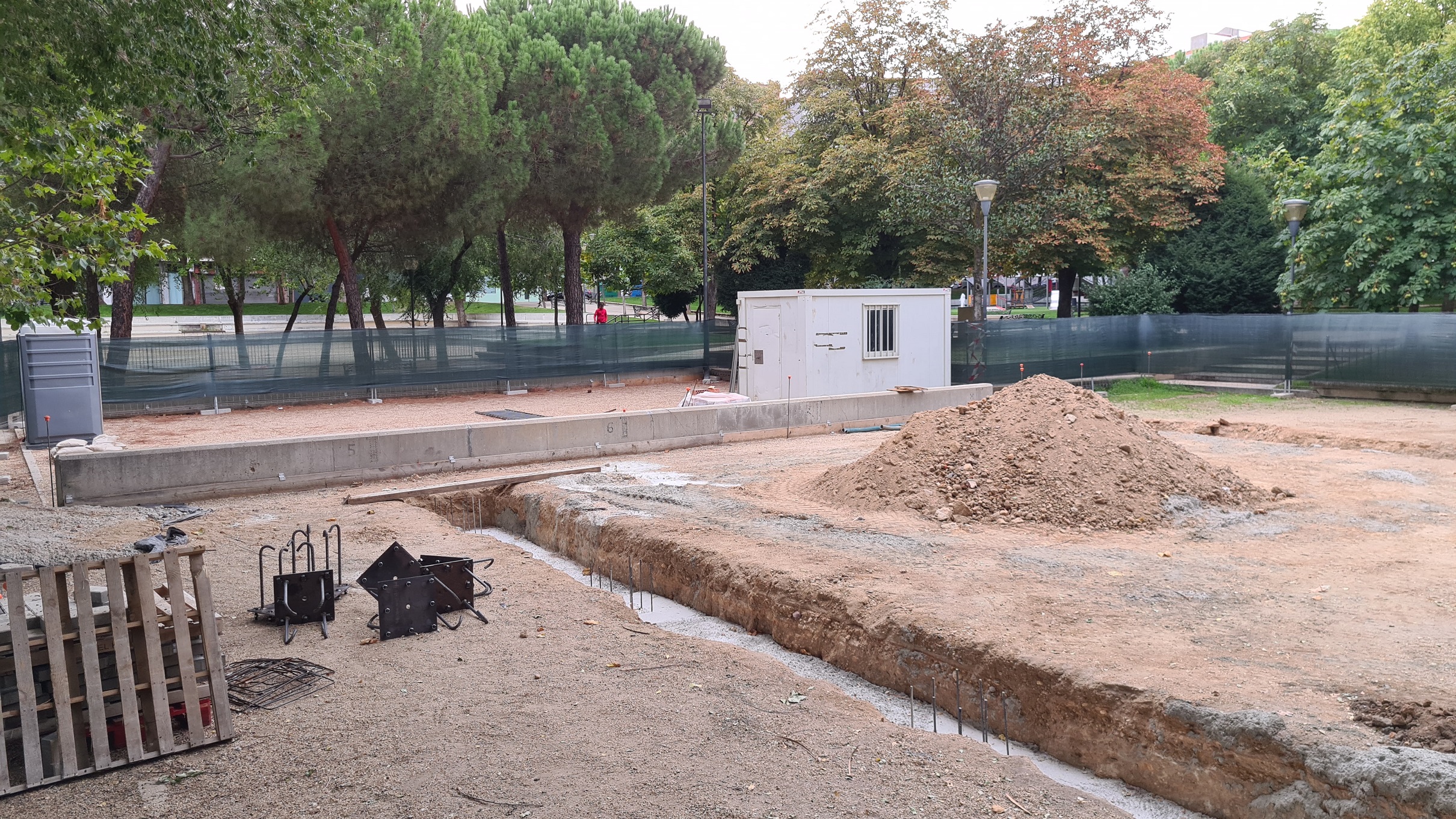 Obras de instalacion de una cubierta en las pistas de petanca del Parque Picasso