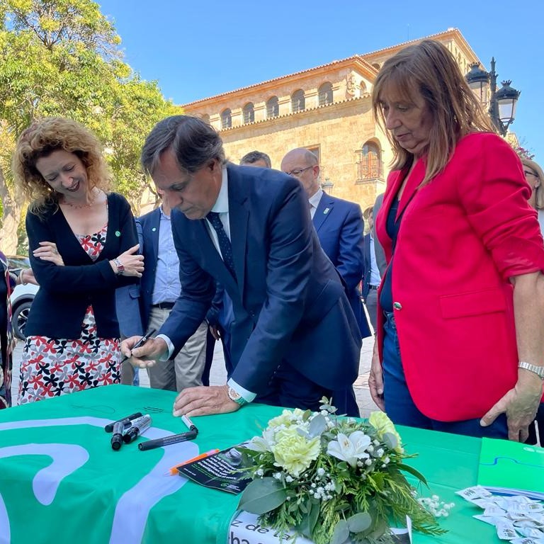 Unidad interinstitucional y de Salmanca en  Haz de la lucha contra el cancer tu bandera