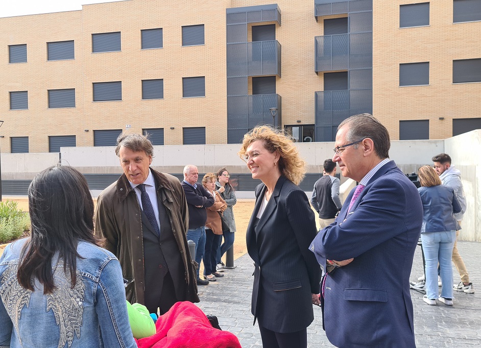 Carlos Garcia Carbayo  Maria Pardo y Fernando Carabias junto a adjudicatarias de las viviendas