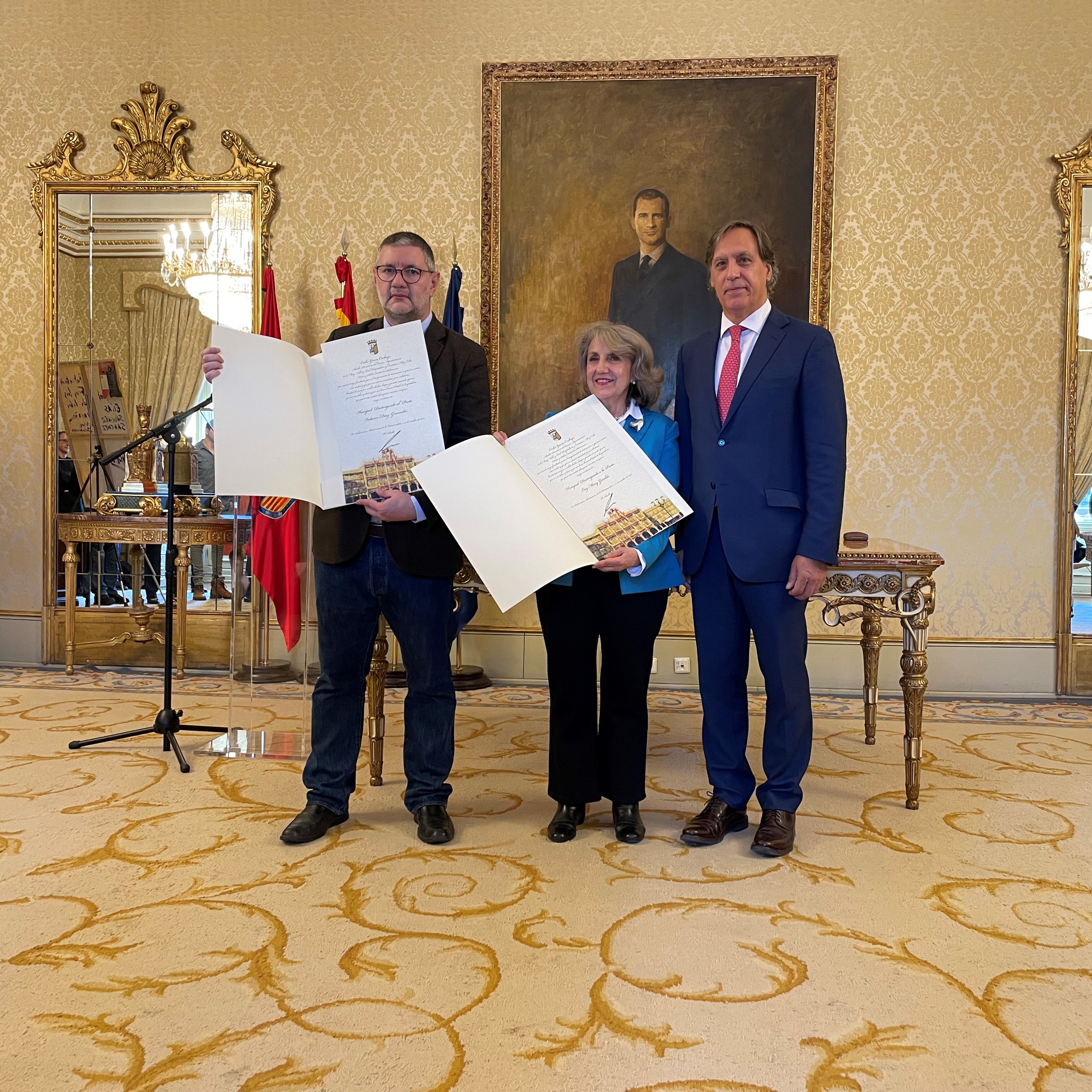 Los poetas  Federico Diaz-Granados y Luz Mary Giraldo junto al Alcalde Carlos Gª Carbayo