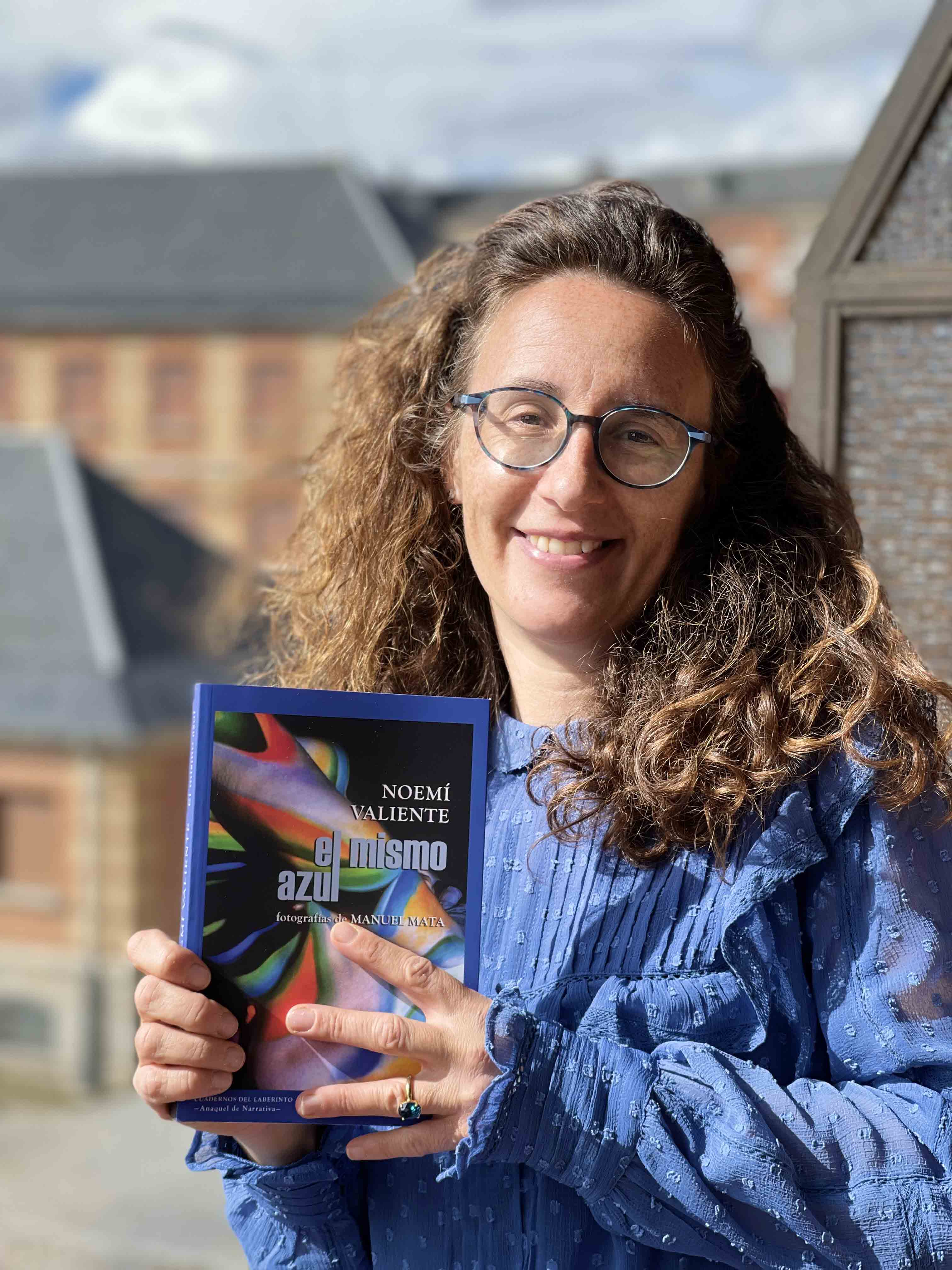 Noemi Valiente presenta manana  en la Sala de la Palabra  su novela  El mismo azul