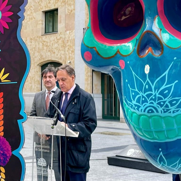 Inauguracion de la exposicion de arte urbano Mexicraneos en la plaza del Liceo
