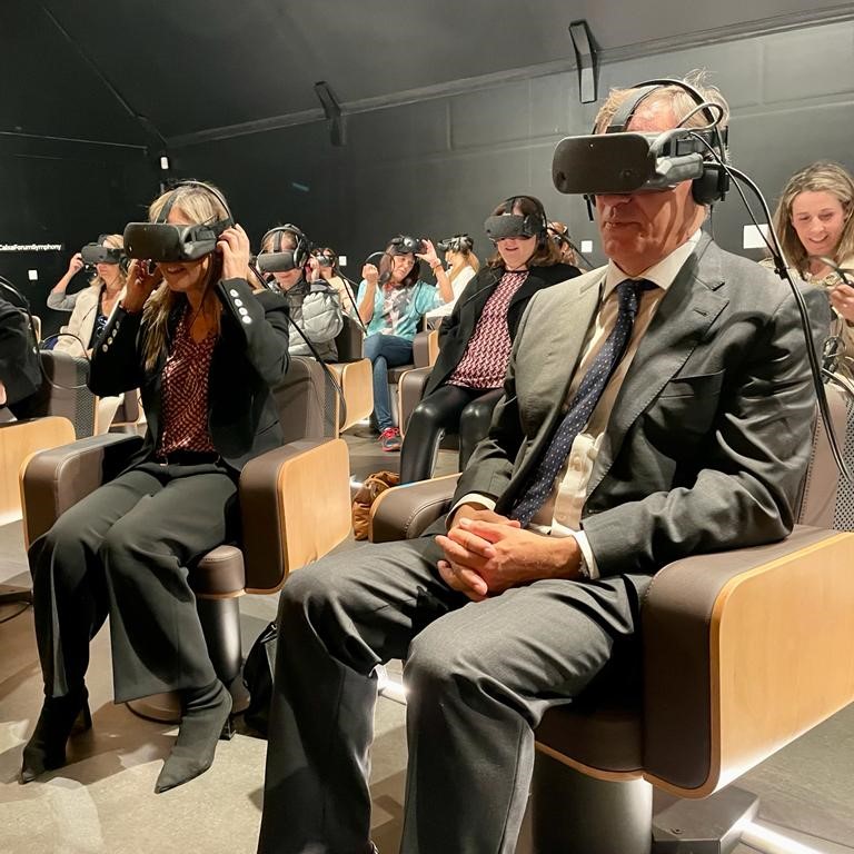 Carlos Garcia Carbayo  con gafas de realidad virtual  durante la presentacion de Symphony