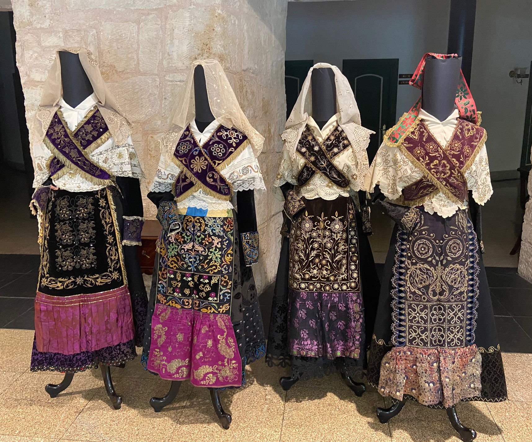 Trajes charros expuestos en el hall del Teatro Liceo
