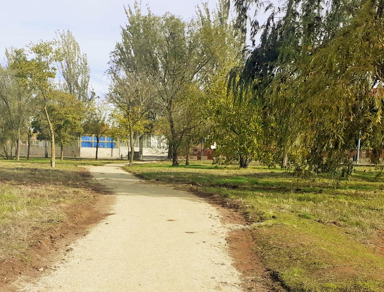 Paseo de las Dehesas en el barrio El Zurguen