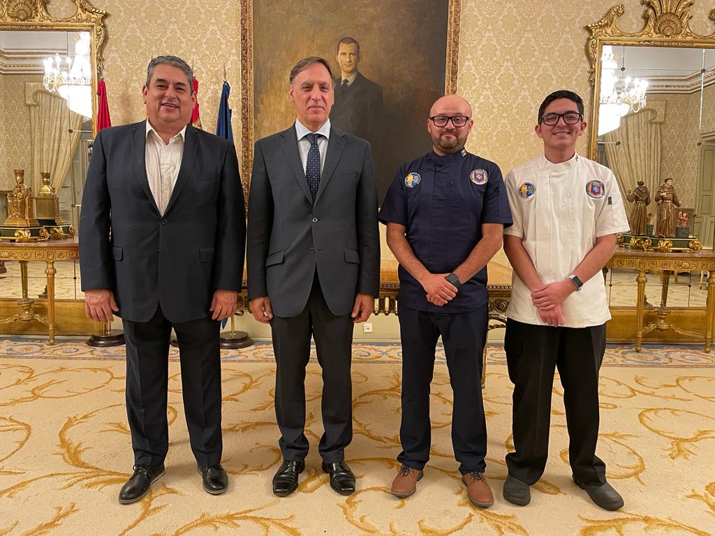 Carlos Garcia Carbayo junto a los cocineros del Estado de Nuevo Leon (Mexico)