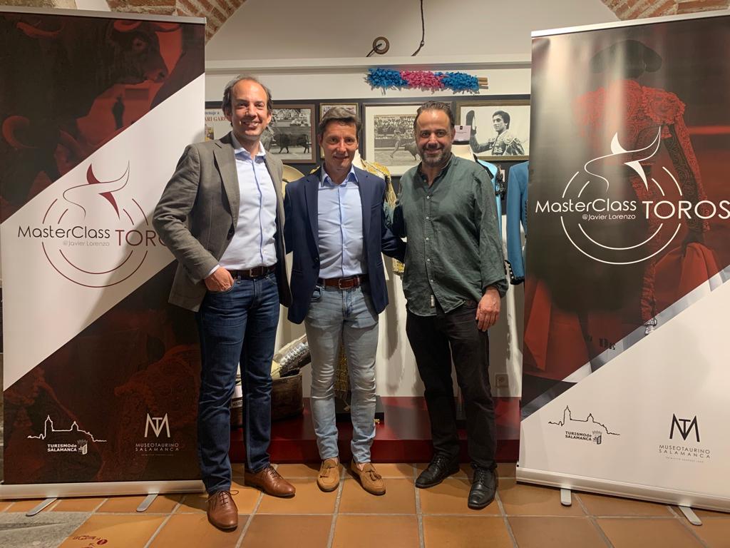 Javier Lorenzo  Emilio de Justo y Fernando Castano en el Museo Taurino de Salamanca
