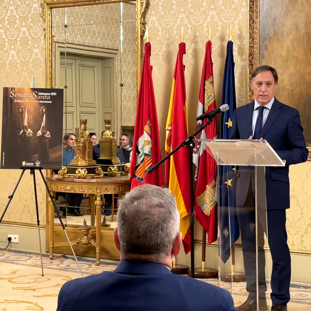 Carlos Gª Carbayo ensalza la Semana Santa de Salamanca en la presentacion de su cartel