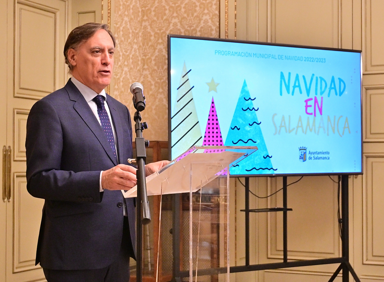 El alcalde de Salamanca durante la presentacion de la programacion navidena