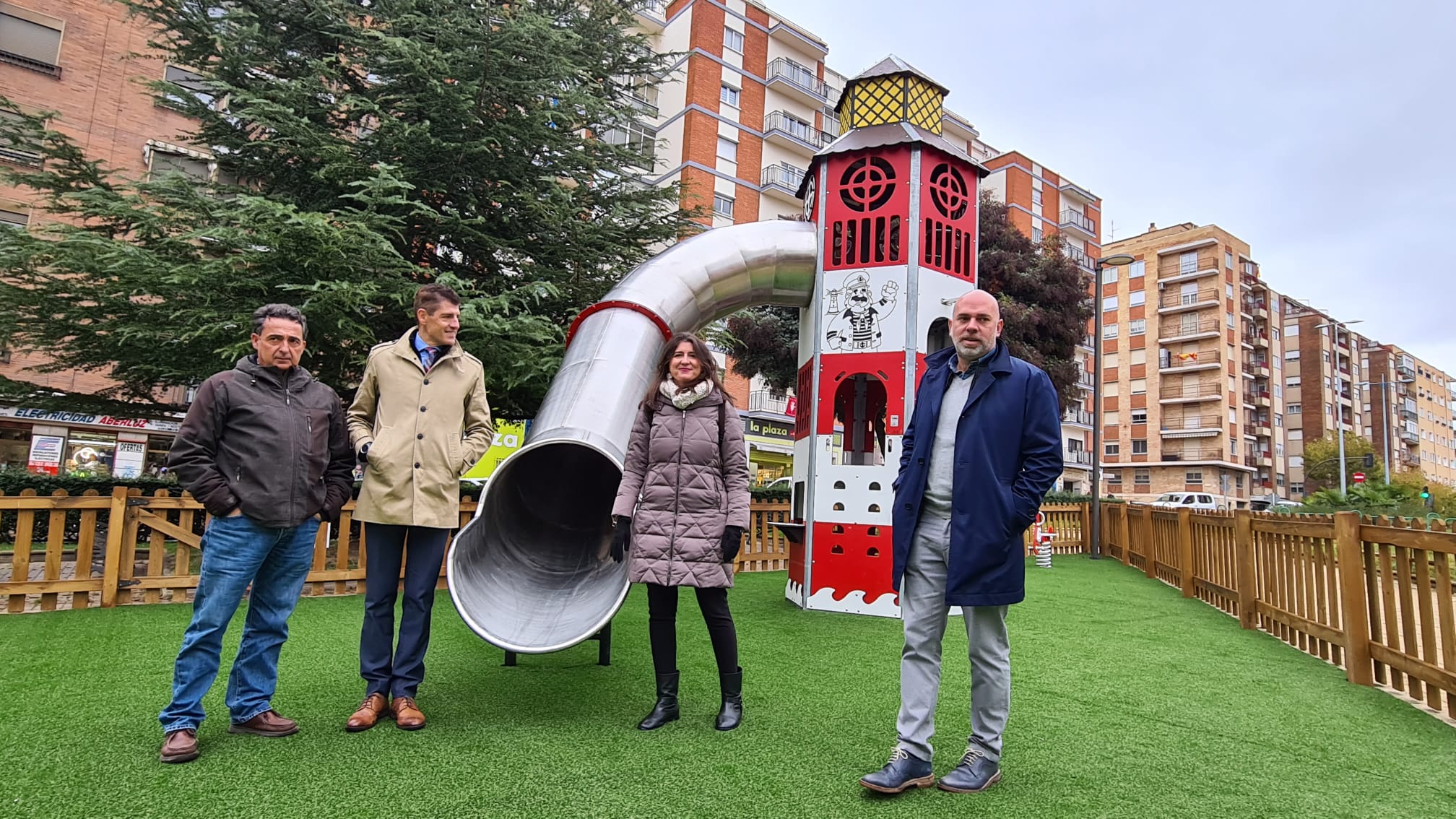 Miryam Rodriguez visita la renovada zona de juegos infantiles de la Plaza de Madrid