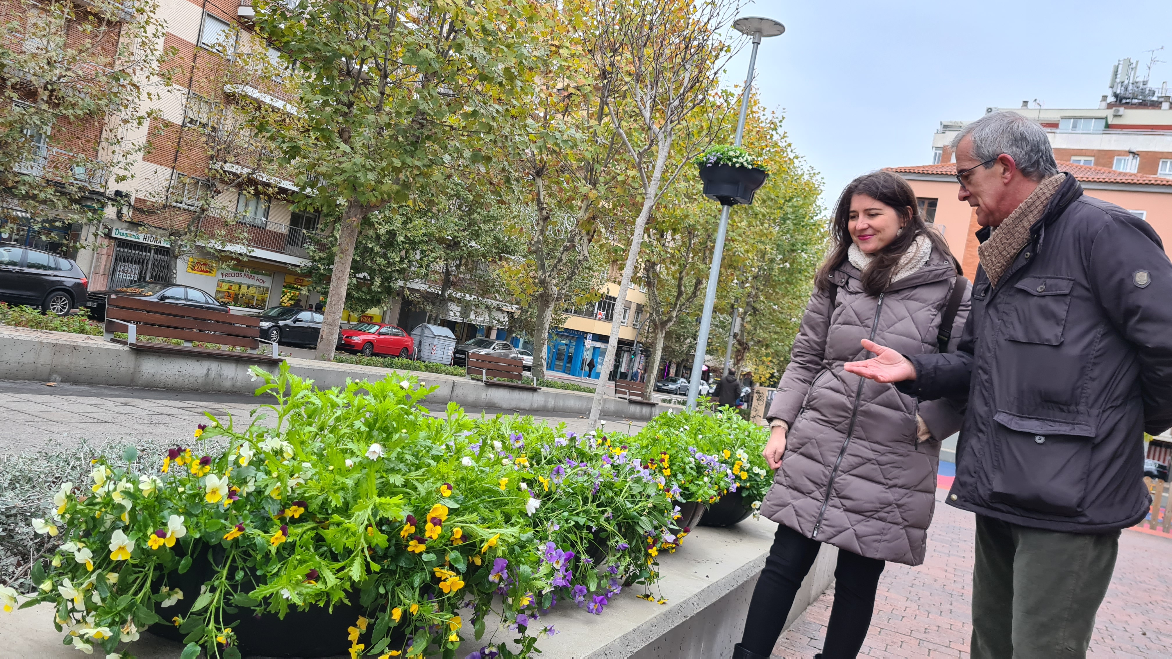 Miryam Rodriguez visitando la nueva decoracion floral