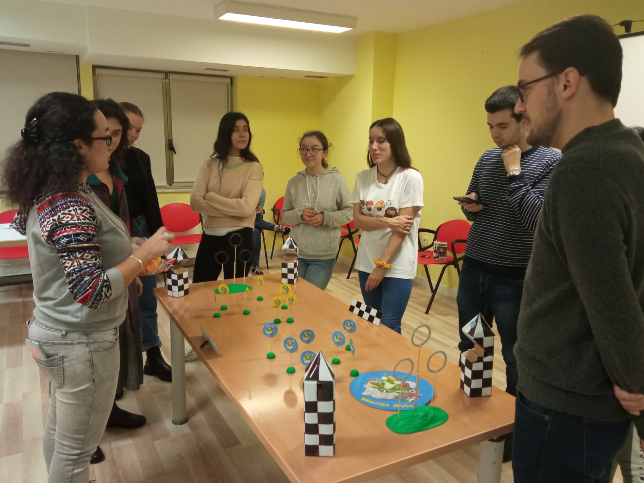 Angel Fernandez Silva junto a varios participantes de las actividades del programa  Dinamiza Joven