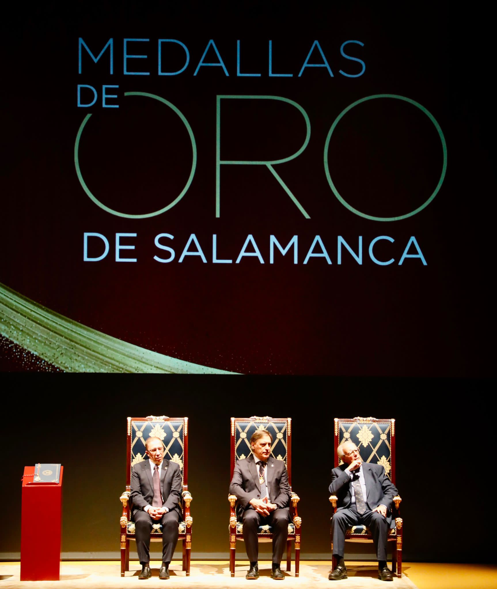 Garcia Carbayo  en el centro  junto a los Medallas de Oro de Salamanca 2022