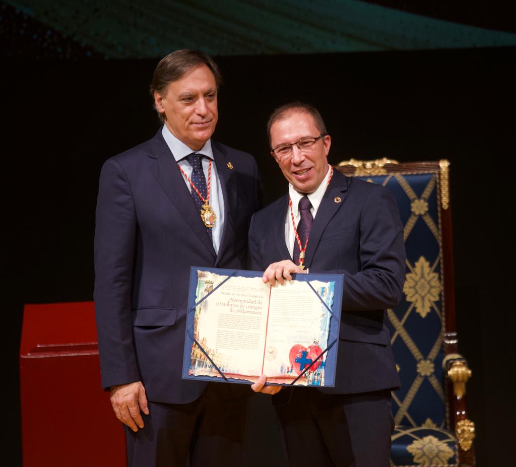 Carlos Garcia Carbayo y Fernando Barbero en la entrega de la Medalla de Oro de Salamanca 2022