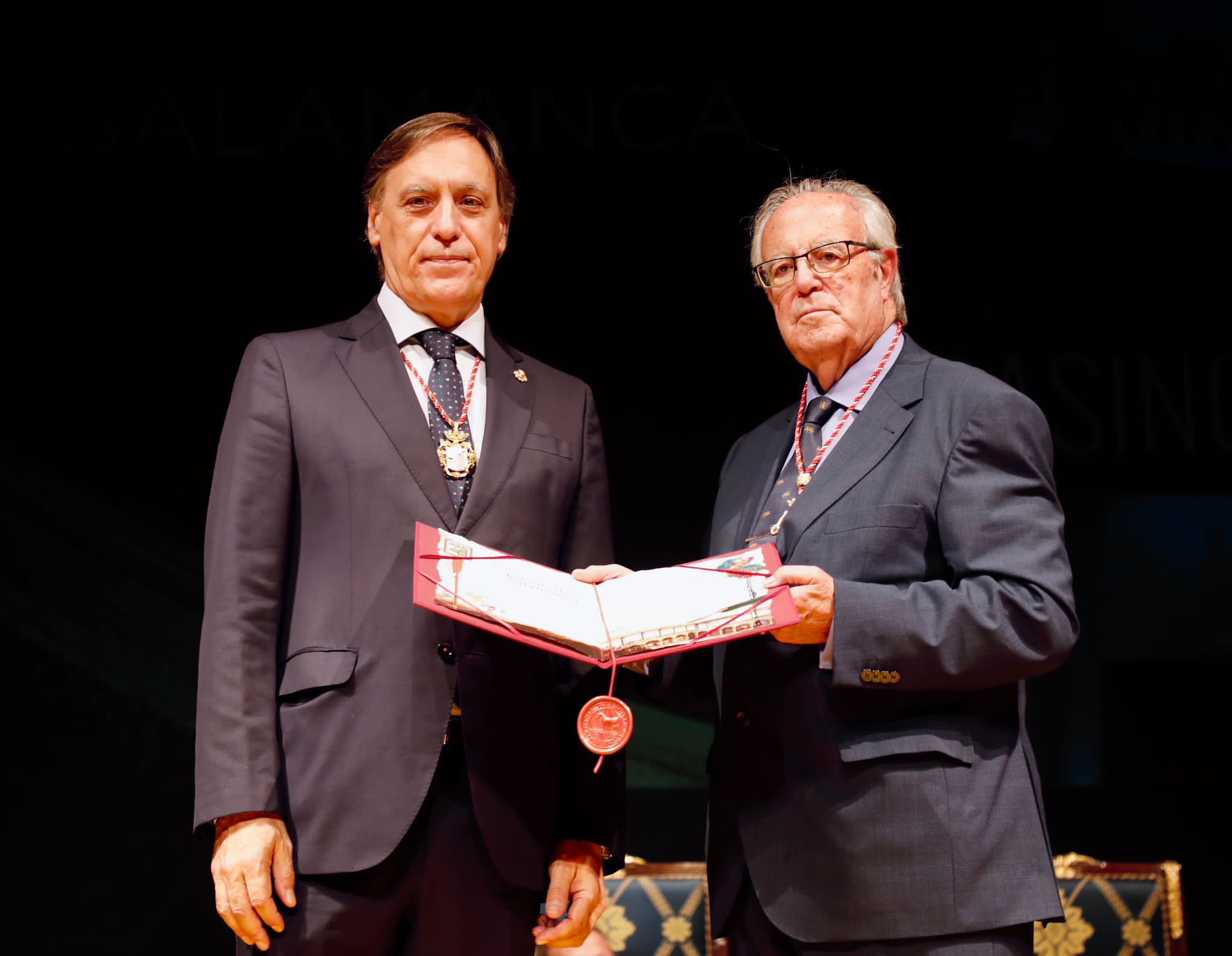 Carlos Garcia Carbayo y Pedro Mendez en la entrega de la Medalla de Oro de Salamanca 2022