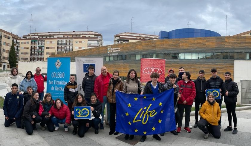 Fundacion Aviva y el Colegio San Estanislao de Kostka naturalizan alcorques en la Plaza de Trujillo