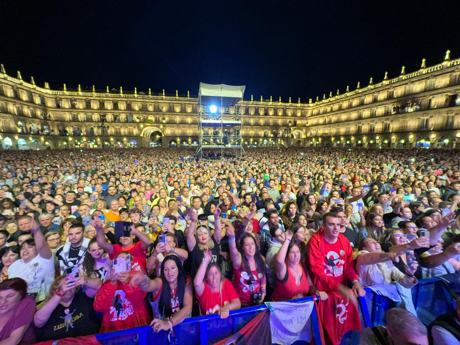 Publico asistente a un concierto celebrado en la Plaza Mayor