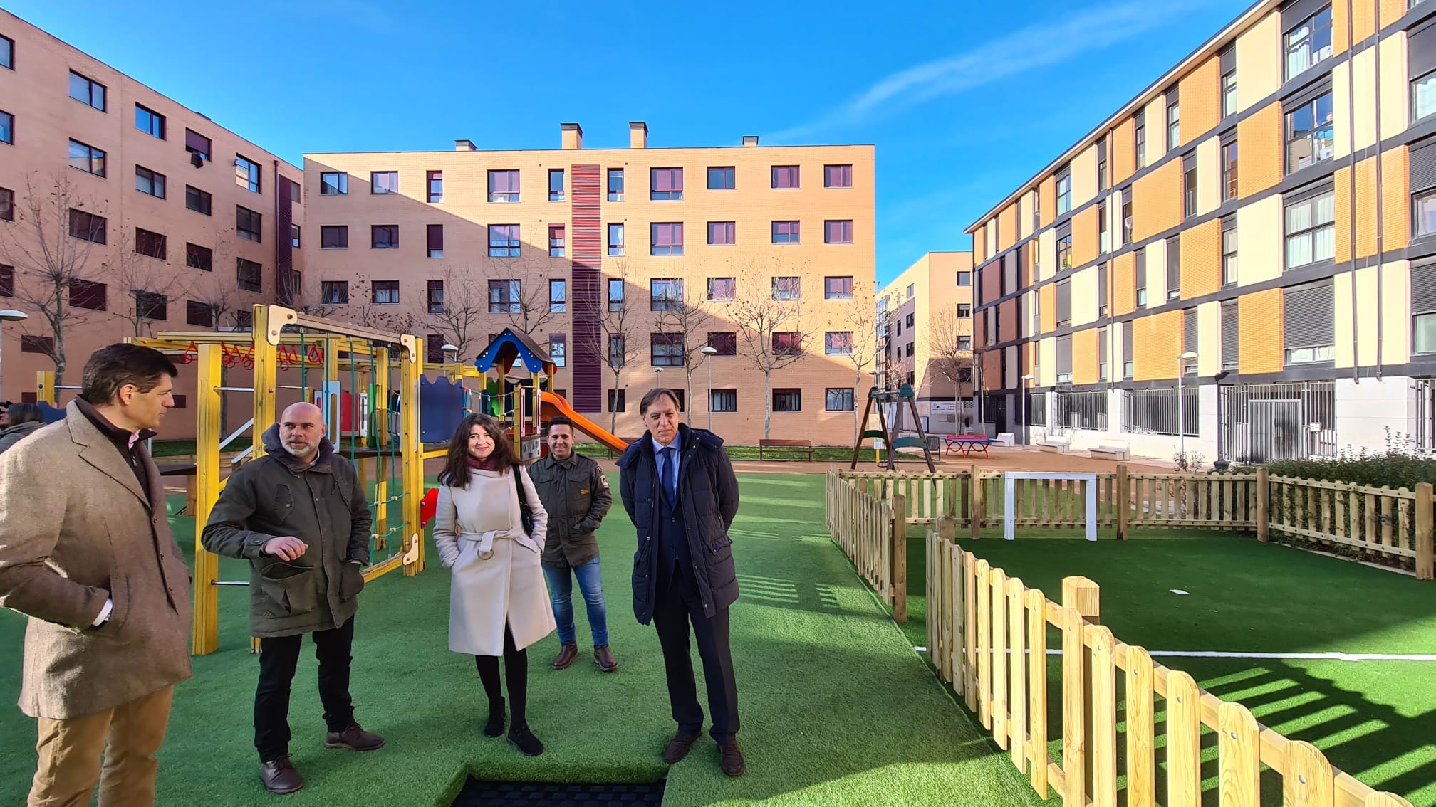 El alcalde de Salamanca  en su visita a una de las plazas de El Zurguen