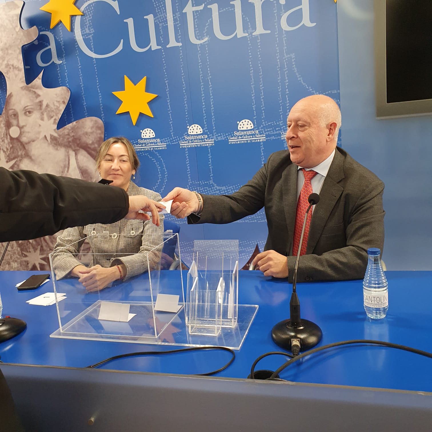 Juan Jose Sanchez en el sorteo de entradas por la campana  Esta Navidad con Activa ¡compra y gana!